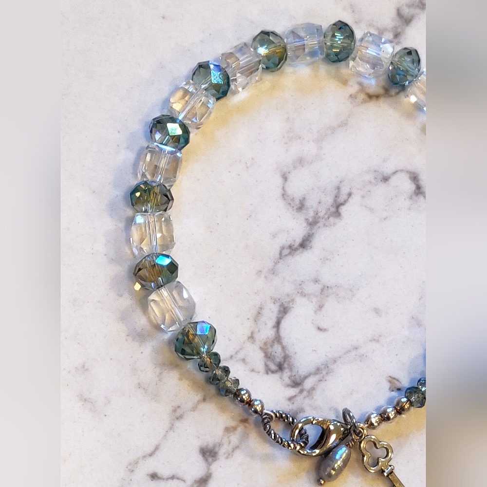 New 8 1/2 Inch Crystal Bracelet. - Picture 2 of 8